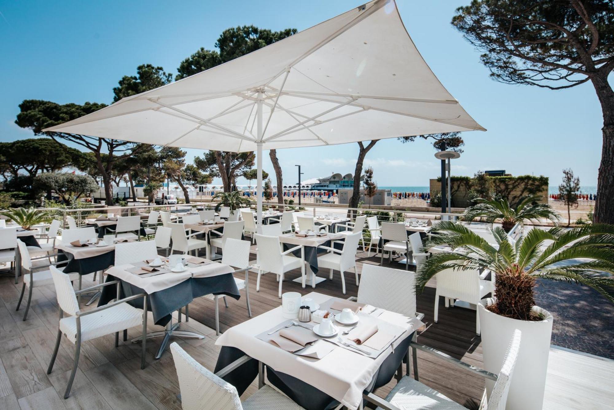 Hotel Luna Centrale Lignano Sabbiadoro Eksteriør bilde